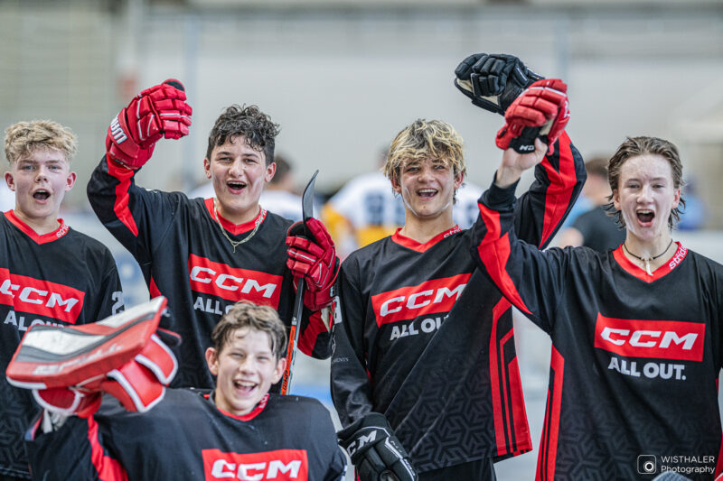 Ballhockey Team jubelt bei den United World Games