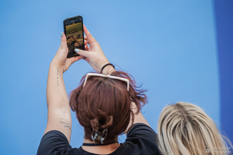 Frau fotografiert mit dem Handy bei den United World Games