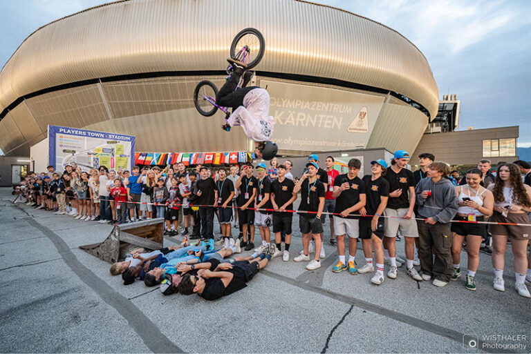 Kevin Böck springt mit MTB über Publikum