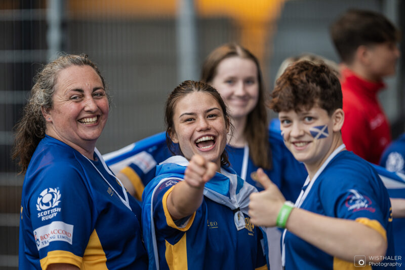 junge Frau zeigt lachend in die Kamera bei den United World Games